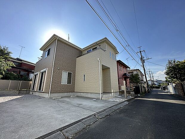 お持ちの車種によっては前面道路が広い方が便利でしょう。しかし、前面道路が広ければその分交通量が多くなるため、騒音などが気になる場合があります。実際に現地を見学し、周辺交通量や騒音などを確認しましょう！