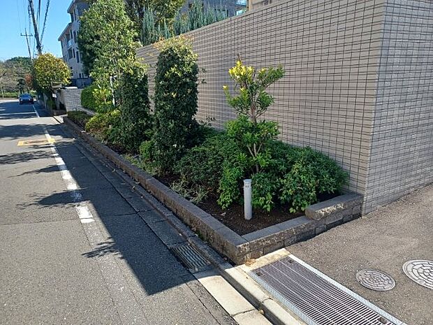 物件によっては、入居者が個人的に使用できる専用庭がついているものもあります。また、住宅の中にある土間の部分を庭と呼ぶこともあります。庭の用途は住む人によって変わり、それによってデザインもさまざまです。