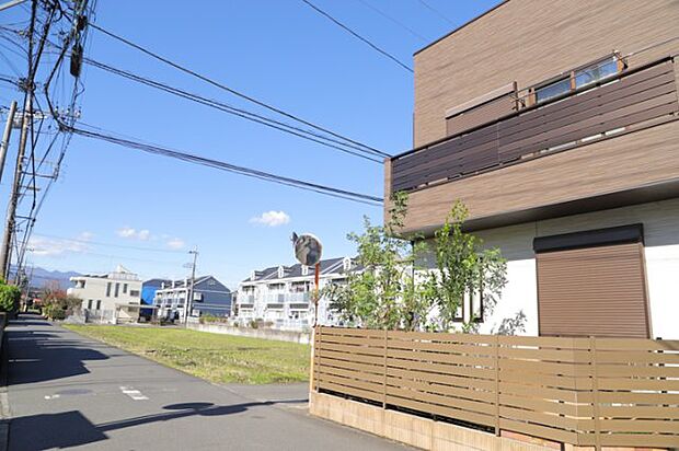 隣家の土地はどうなっているのか、生活利便施設が近くにあるのか、学校まで近いかなど、お客様のライフスタイルにあわせたイメージが重要です。また、近くにあると困る施設が近くにないかも確認するといいでしょう。