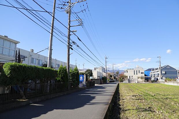 眺望を気にして物件を探す場合、前面に建物が建っていないか現地で確認しましょう！前面に建物があると景色はもちろん、日当たりや風通しにも影響が出てきます。住んだ時のことを想像しながら現地見学をしましょう。