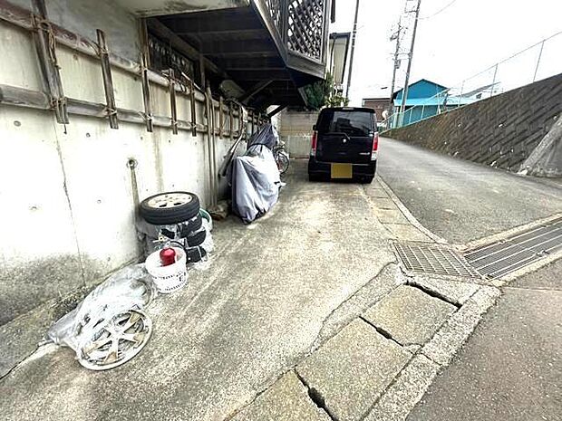 車一台あたりに必要なスペースは、標準サイズの普通自動車で横幅2m50cm、長さ5mは必要になります。ただし、乗降のことも考慮して横幅3m30cm、長さ5m50cmほどは確保できるところを選びましょう。