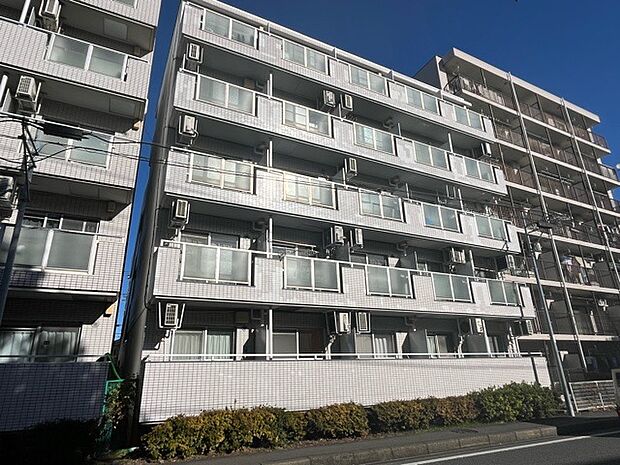 外観はマンション管理がされているかの目安になります。築年数が古いと、壁面は劣化してひび割れが生じることも！建物が古びていても細かいところが修繕されていると、きちんと管理されているなぁと感じるでしょう。