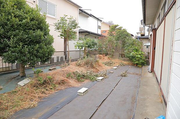 庭のある家に住むことのメリットとして、子どもたちの遊び場を確保できること、ガーデニングや家庭菜園を楽しめること、明るさを確保できることがあります。また、配置を工夫することでプライバシーが確保できます。