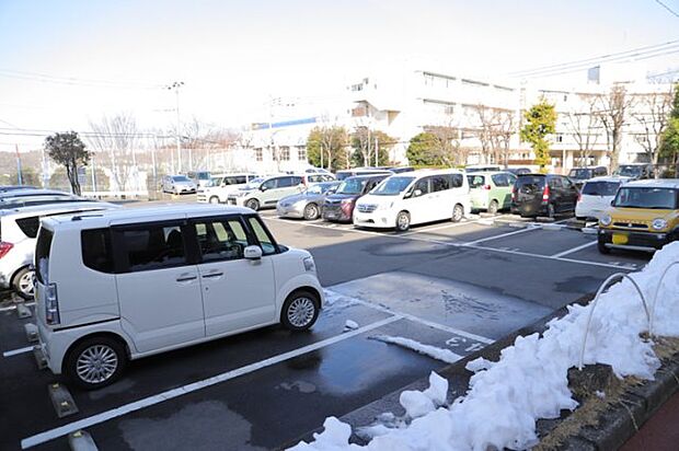 車一台あたりに必要なスペースは、標準サイズの普通自動車で横幅2m50cm、長さ5mは必要になります。ただし、乗降のことも考慮して横幅3m30cm、長さ5m50cmほどは確保できるところを選びましょう。