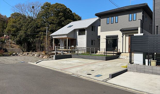 東側道路の場合は居室を南向きに設計しやすいため、朝日が入りやすいというメリットがあります。一方、西側道路も東側同様に居室を南向きに設計しやすいのですが、住宅地だと朝日が入りにくいという弱点があります。