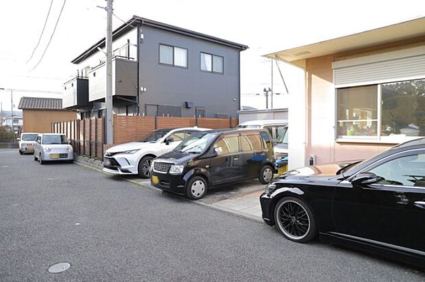 駐車場と明記されていても、最小スペースでつくられた駐車場だと大型車は駐車できなかったり、出入りしにくくなったりする可能性があります。お車のサイズと購入したい物件の駐車場のサイズを現地で確認しましょう。