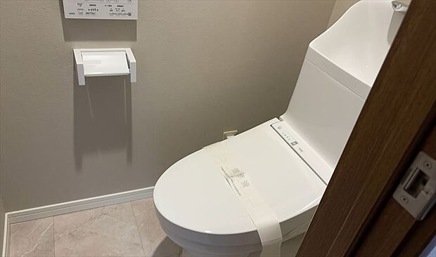 トイレは大きさや形、機能、抗菌性などが異なる多種多彩なタイプが各メーカーから出ています。それぞれに良さがあるため、事前にどういったタイプのトイレがいいのかをご家庭内で決めて、内見に行くといいでしょう。