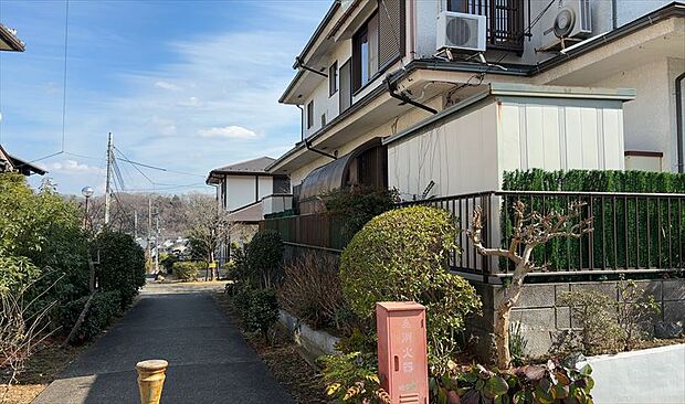 道幅が広い場所は日当たりや風通が良好です。幅が広いのですれ違いも可能ですし大きな車でも駐車可能！一方で、大型車が通ることも多くなるため交通量の増加により騒音に繋がります。また土地の値段が高くなります。