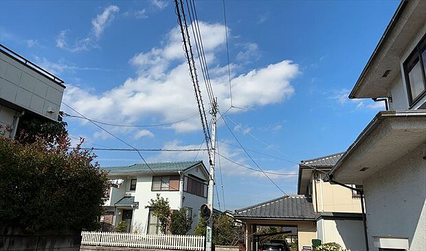 桜や紅葉の名所に出かける人は多いと思いますが、家にいながら季節の移ろいを感じる生活を送りませんか？リビングや窓から見える景色が生活を彩るワンポイントに！現地から見える景色を堪能してみては如何でしょう。