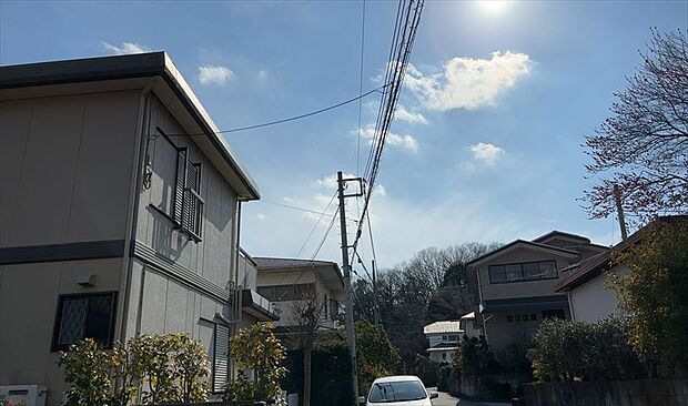 眺望を気にして物件を探す場合、前面に建物が建っていないか現地で確認しましょう！前面に建物があると景色はもちろん、日当たりや風通しにも影響が出てきます。住んだ時のことを想像しながら現地見学をしましょう。