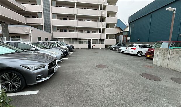 駐車場と明記されていても、最小スペースでつくられた駐車場だと大型車は駐車できなかったり、出入りしにくくなったりする可能性があります。お車のサイズと購入したい物件の駐車場のサイズを現地で確認しましょう。