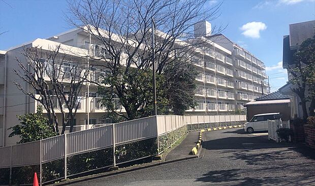 外観はマンション管理がされているかの目安になります。築年数が古いと、壁面は劣化してひび割れが生じることも！建物が古びていても細かいところが修繕されていると、きちんと管理されているなぁと感じるでしょう。