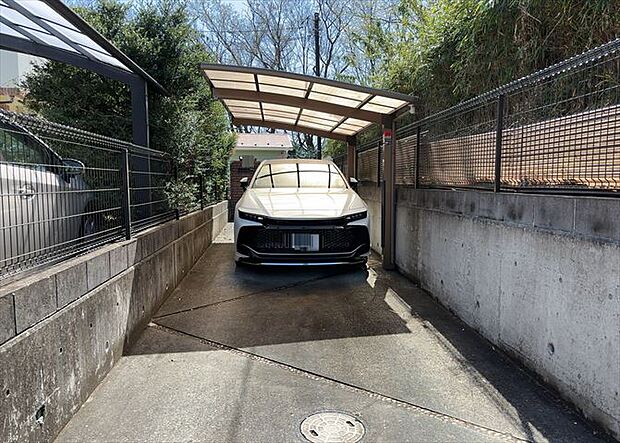 駐車場と明記されていても、最小スペースでつくられた駐車場だと大型車は駐車できなかったり、出入りしにくくなったりする可能性があります。お車のサイズと購入したい物件の駐車場のサイズを現地で確認しましょう。