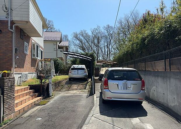 住宅用の土地では前面道路に2m以上接していなければならないと法律で定められています。しかし、お持ちの車のサイズやライフスタイルなどにより、2mでは利便が悪い場合もございますので、事前に確認しましょう。