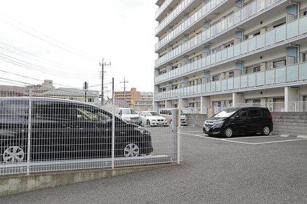 車一台あたりに必要なスペースは、標準サイズの普通自動車で横幅2m50cm、長さ5mは必要になります。ただし、乗降のことも考慮して横幅3m30cm、長さ5m50cmほどは確保できるところを選びましょう。