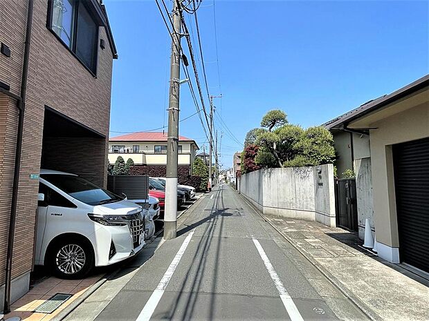 周辺は交通量の少ない住宅街です