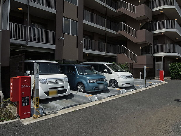 機械式駐車場他、平置きの屋内駐車場もございます