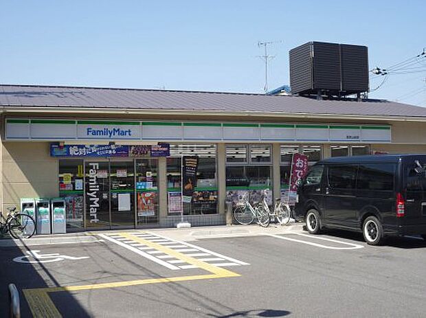 【コンビニエンスストア】ファミリーマート　西京山田店まで1053ｍ