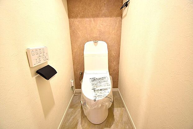 新しくお住まいになる方のことを考えて、トイレも新品に交換しました。 