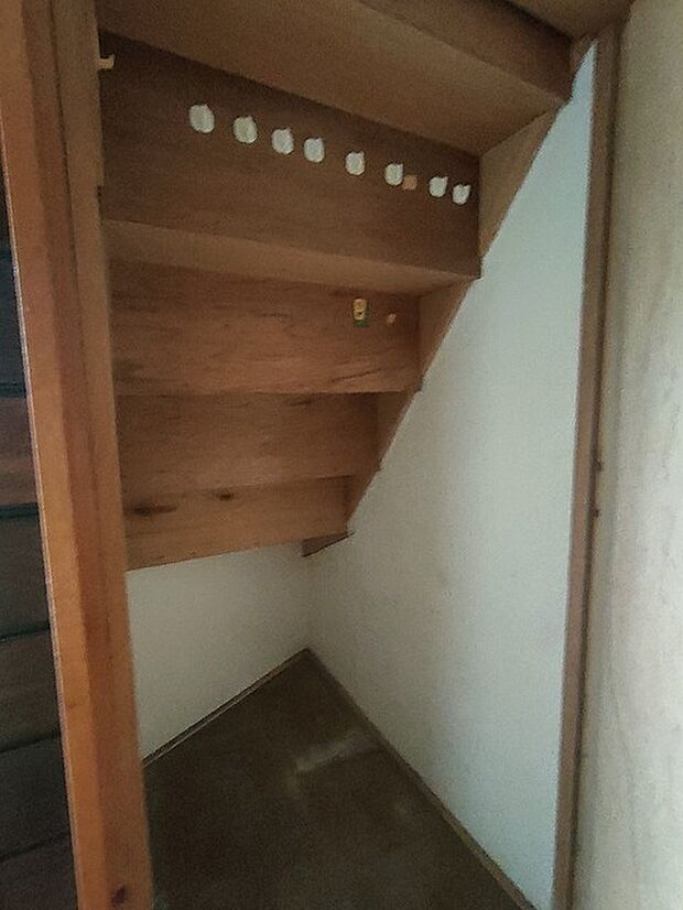 階段下の収納は掃除道具やよく使うものの置き場に。