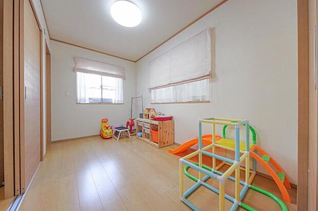 1階洋室は約5帖の快適な広さ。子どもの遊具をおいてもゆとりがございます。