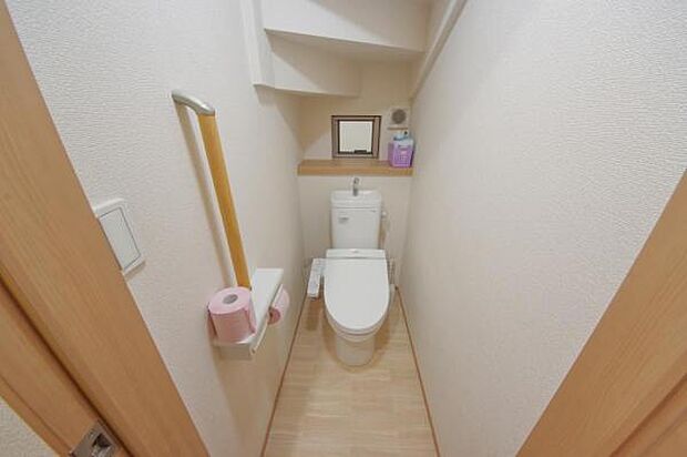 1階・2階にトイレがございます。