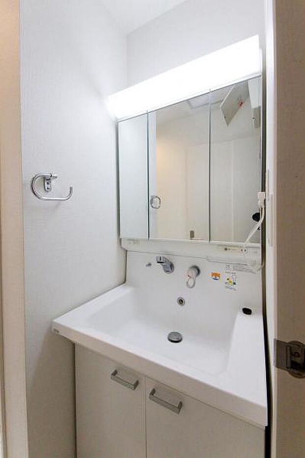 三面鏡タイプで身支度しやすいシャワー付き洗面台。鏡面裏収納にはコスメやドライヤーがすっきりと片付きます