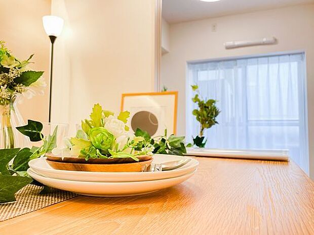 オシャレな食器や観葉植物を置くのもいいですね☆