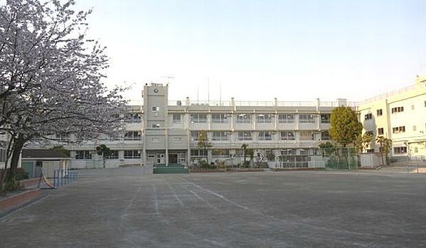 徒歩4分。江戸川区立葛西小学校 260m