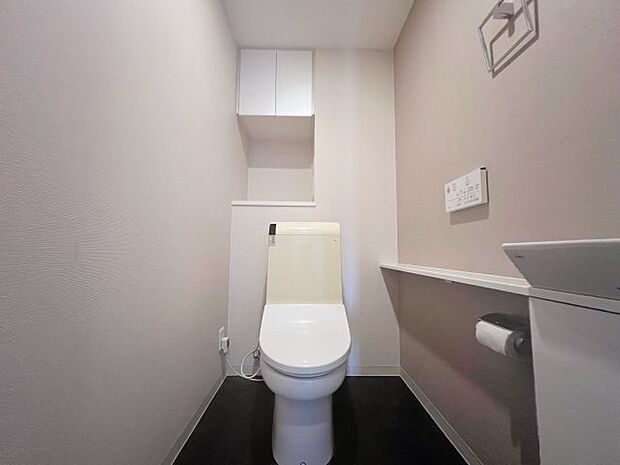 白を基調とした清潔感あるトイレです。