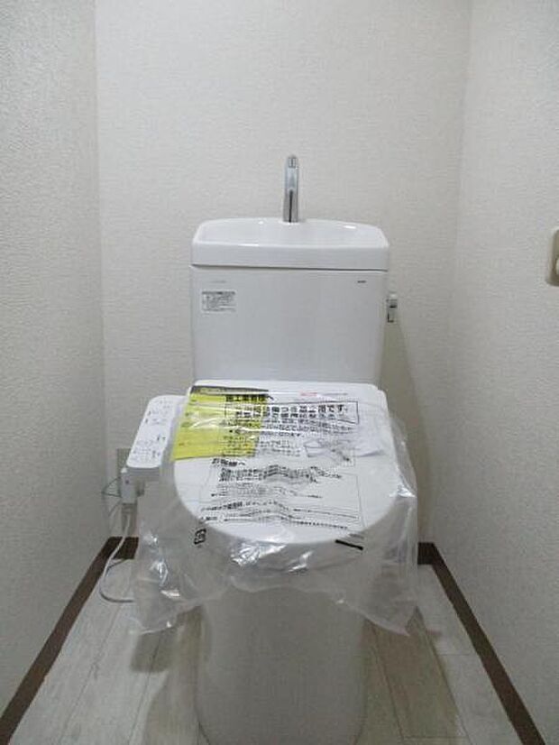 【新品】トイレは快適な温水洗浄便座付です。