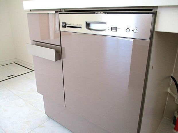 食器洗乾燥機では高温のお湯や高圧水流を使うことにより汚れを効果的に落とすことができ大変便利です。