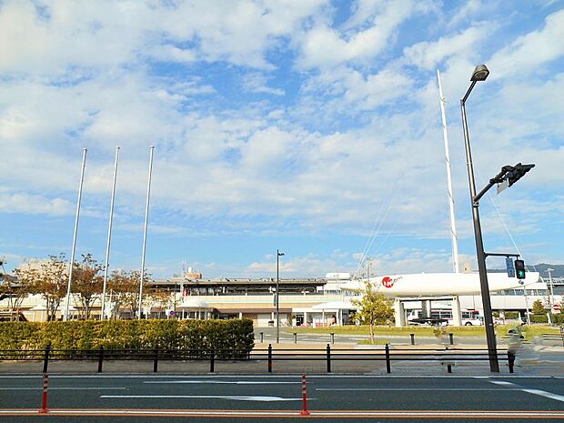 JR東海道本線/ 名鉄蒲郡線「蒲郡」駅　1004ｍ　徒歩約13分　南口に広々とした広場のある駅です。JR東海道本線と名鉄蒲郡線の二沿線利用が可能です。