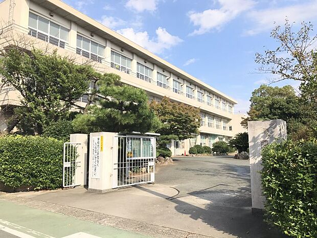 蒲郡南部小学校　572ｍ　徒歩約8分　教育目標は「自主創造」で、伝統と文化の香る豊かなふれあいのある古くて新しい学校をめざしています。