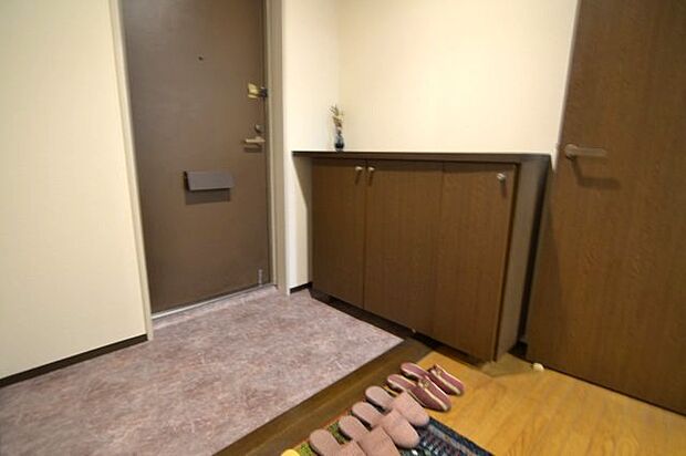 広々とした玄関は毎日の出入りをスムーズにさせます。スペースがあるので椅子を置いて靴を履いてもいいですね。