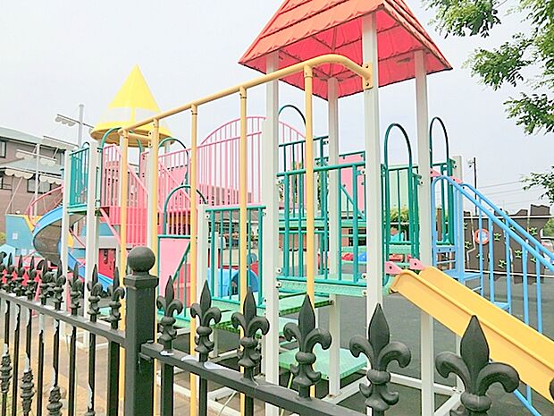 【厚南幼稚園】　駅からも徒歩圏内にあります。比較的新しく、園庭にさまざまな遊具があります。
