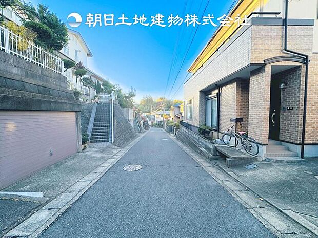 【前面道路＋現地写真】交通量の少ない前面道路は小さなお子様も安心です♪