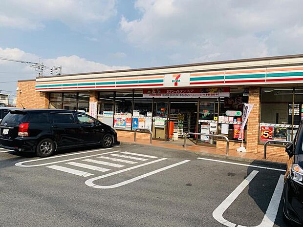 【セブンイレブン　座間立野台1丁目店】　大型の駐車場が完備されていて、とても利用しやすいコンビニです。店内も清潔で、店員さんの対応も良いです。