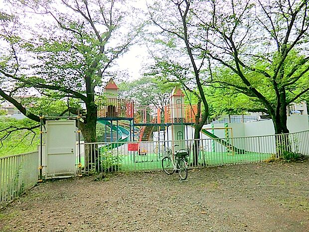 【やなせ幼稚園】　座間駅より徒歩で5分です。園舎はとても綺麗で設備も充実していて素晴らしいです。 園庭も広いです。