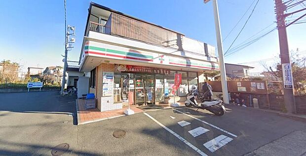 【セブンイレブン　伊勢原峰岸店】　駐車場は店舗横と道路向かいに完備しています。食玩や小さい子が遊ぶおもちゃなどが多く売っていて面白いです。