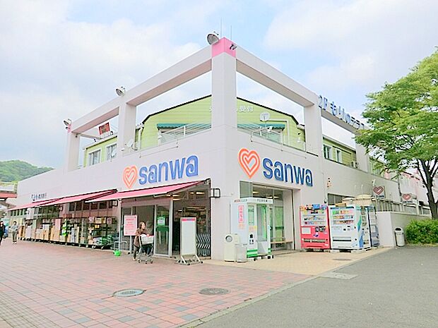 【三和　森の里店】　地元に密着したスーパーのような感じです。品揃えも豊富です。駐車場も広いです。 