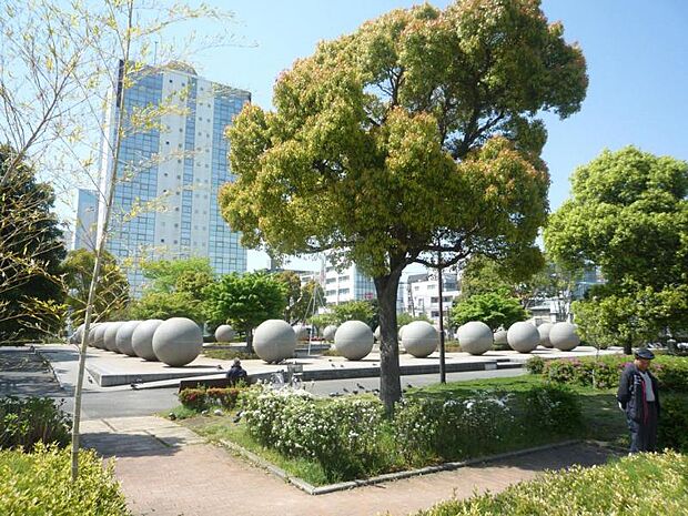 【厚木中央公園】　市役所の前にある公園です。遊具、トイレ、広場、駐車場と豪華な公園です。