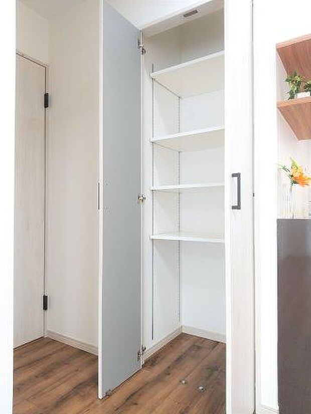 可動式棚をお好みの高さに変えられるため、お部屋をすっきりお使いいただけます。 