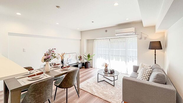 白と木目を基調とした暖かみのある明るいお部屋です。どんな家具とも合わせられます。