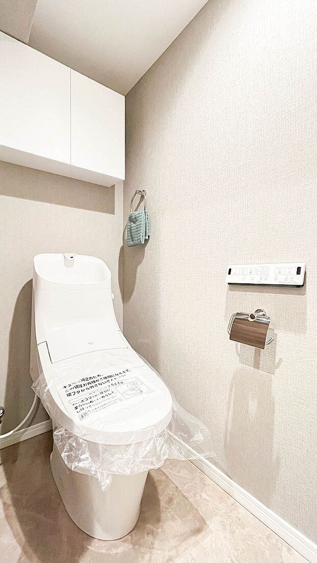 清潔で快適な温水洗浄機能付トイレです。シンプルで使い勝手がよく、お掃除も楽チンです。 