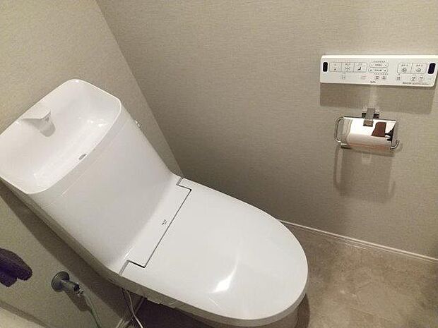 清潔で快適な温水洗浄機能付トイレです。シンプルで使い勝手がよく、お掃除も楽チンです。 