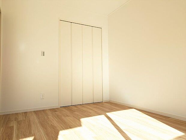 柔らかな日差しが差し込む洋室は主寝室としてもお使いいただけます。 
