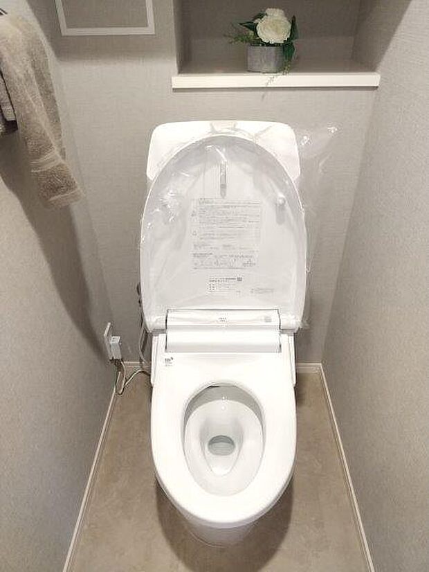 清潔で快適な温水洗浄機能付トイレです。シンプルで使い勝手がよく、お掃除も楽チンです。 