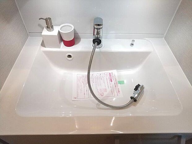 朝の身支度もしやすい広めの洗面台です。シャワー付きなのはうれしいですね！ 