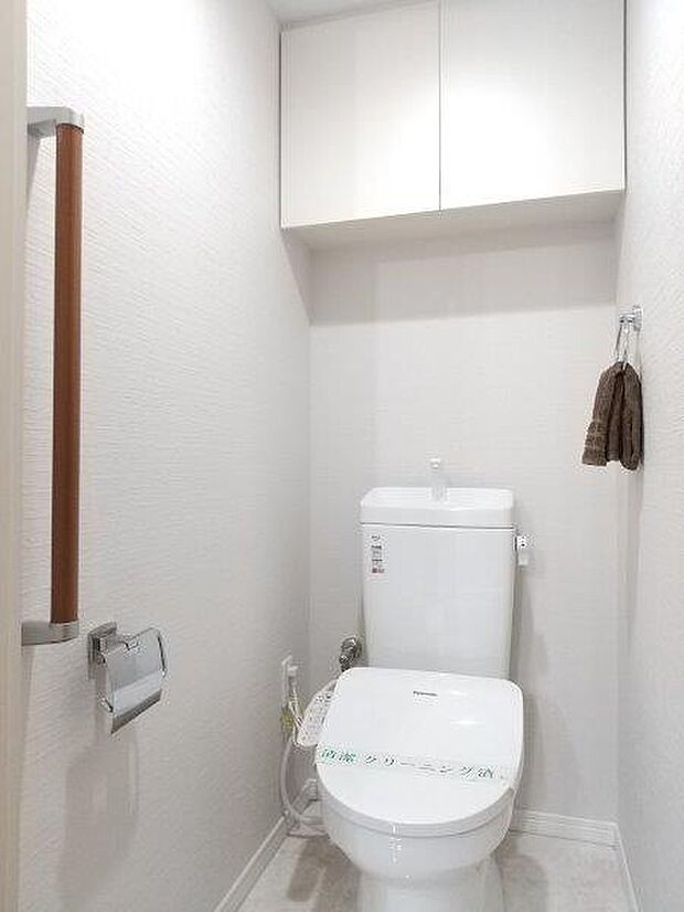 トイレの上には吊り棚を設置。日用品を収納できます。 